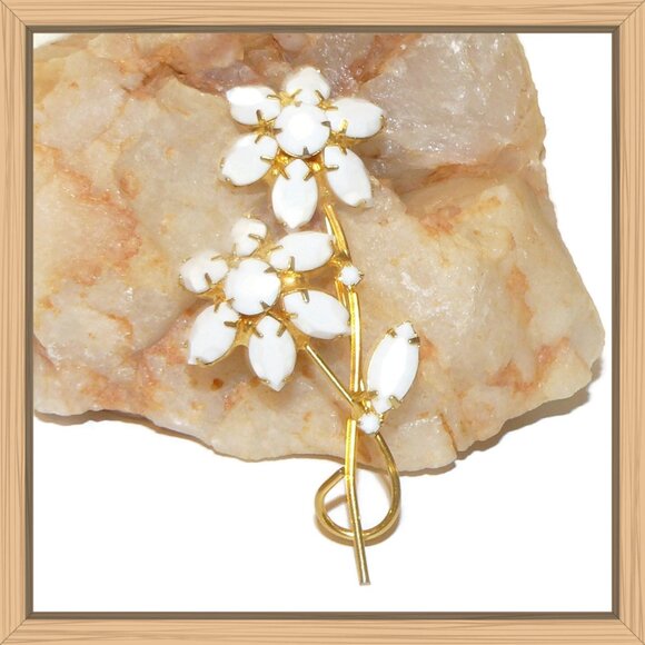 Vintage‎ Three Dimensional White Milk Glass Flower Brooch - Picture 8 of 10